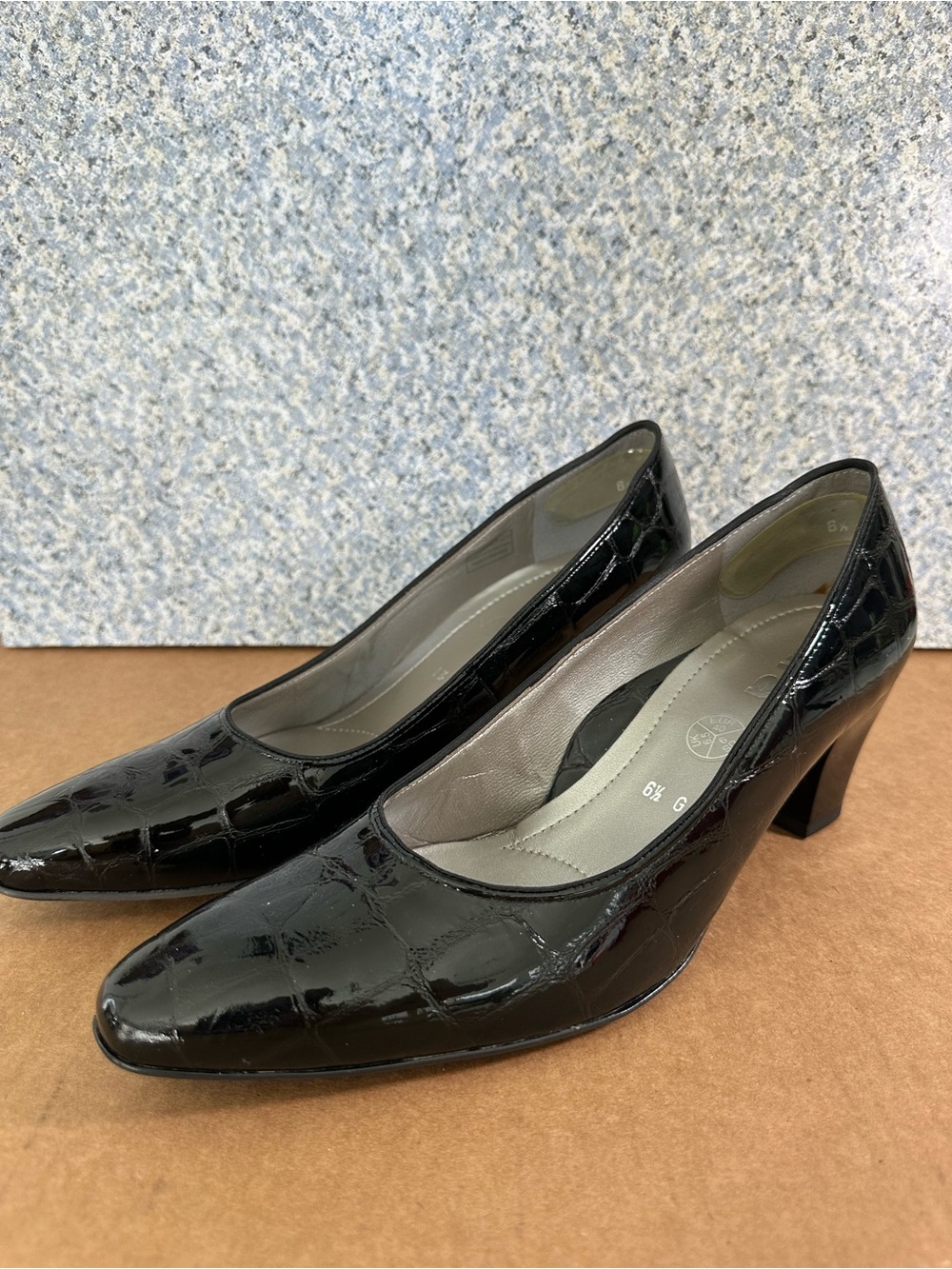 Ara Mabel Black Croc Patent Leather Pumps NIB Sz 9- Classic and Timeless